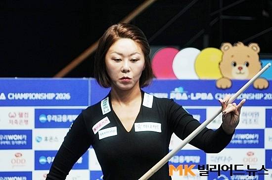 디펜딩챔피언 김가영은 김다희를 완파하고 8강에 진출했다.
