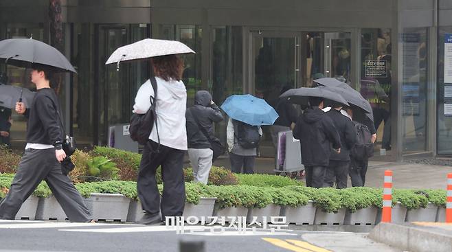 삼성전자 노사가 총파업 전날밤  임금협상 잠정 합의안을 도출하면서 극적합의를 이룬 가운데 21일 평택 삼성전자 평택캠퍼스에 직원들이 출근하고 있다.  2026.5.21 [이승환기자]
