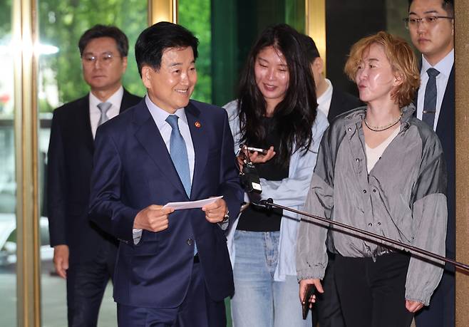 정동영 통일부 장관이 21일 오전 서울 종로구 정부서울청사로 출근하며 기자들의 질문에 답하고 있다. [연합뉴스]