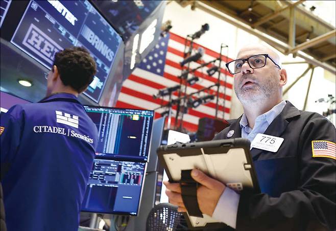 지난 5월 11일(현지 시간) 뉴욕 증권거래소(NYSE)에서 중개인이 업무를 보는 모습. (UPI=연합뉴스)