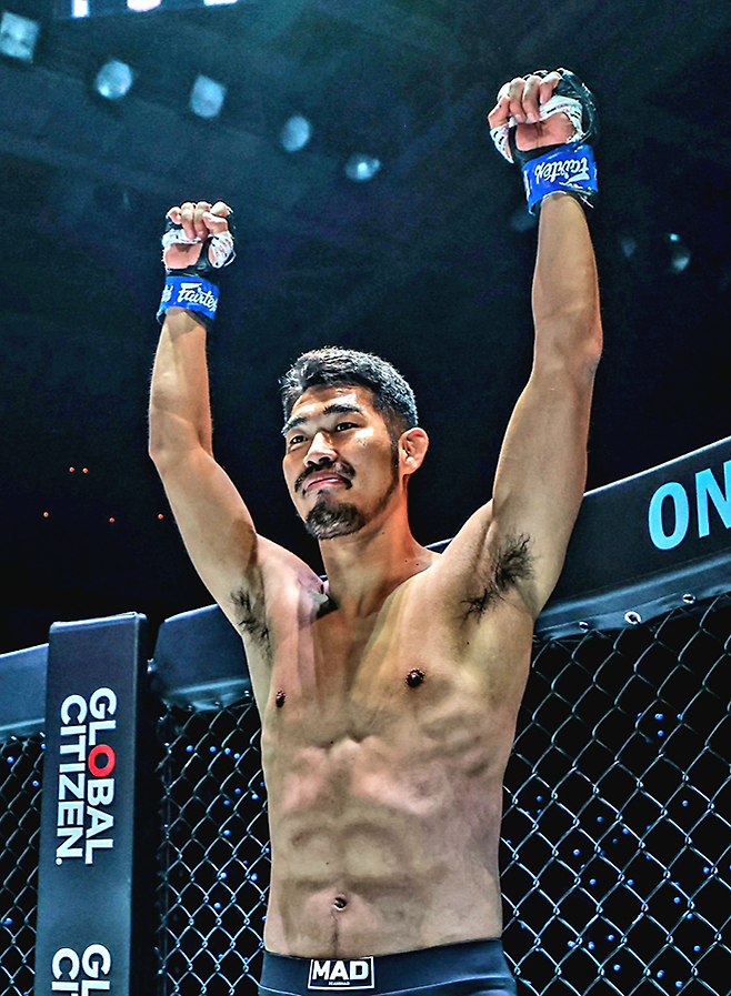 제8대 ONE 종합격투기 라이트급 챔피언 옥래윤이 2023년 5월 미국 콜로라도주 브룸필드 퍼스트뱅크 센터에서 글로벌 OTT 서비스 ‘아마존 프라임 비디오’ 생중계대회 ONE Fight Night 10 출전 선수로 소개되고 있다. 사진=Group One Holdings Pte. Ltd.