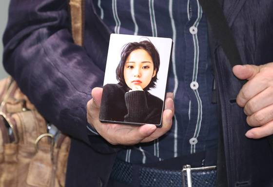 이주완 故 이예람 중사의 아버지가 2022년 6월 13일 서울 서대문구 특검 사무실에서 이 중사의 사망 사건을 수사하는 안미영 특별검사와의 면담에 앞서 딸의 사진을 취재진에게 보여주고 있다. /사진=뉴스1