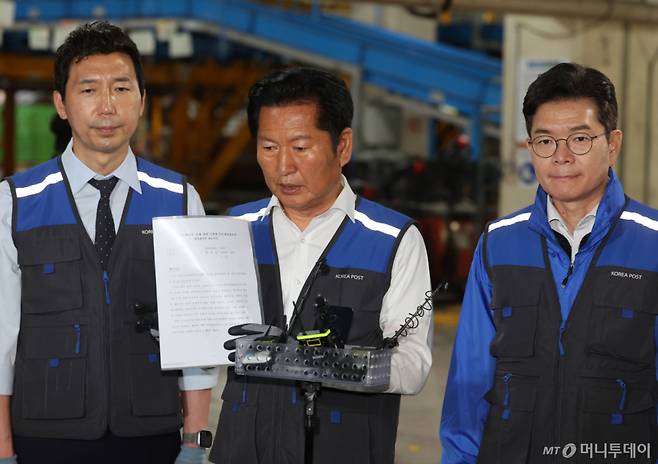 [서울=뉴시스] 배훈식 기자 = 재9회 전국동시지방선거 공식 선거운동이 시작된 21일 오전 서울 광진구 동서울우편집중국에 정청래 더불언민주당 대표가 5.18민주화운동 등에 관한 특별법 일부개정법률안 발의에 대해 말하고 있다. 왼쪽부터 이정헌 민주당 의원, 정 대표, 정원오 서울시장 후보. 2026.05.21. dahora83@newsis.com /사진=배훈식