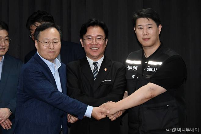 [수원=뉴시스] 김종택기자 = 삼성전자 노사 협상이 잠정 합의된 20일 경기도 수원시 장안구 경기지방고용노동청에서 김영훈 고용노동부 장관, 최승호 삼성전자 노조 공동투쟁본부 위원장, 여명구 DS(디바이스솔루션·반도체 사업 담당) 피플팀장이 손을 맞잡고 있다. 이날 삼성전자 노사는 김영훈 고용노동부 장관의 중재로 다시 임금협상에 나섰다. (공동취재) 2026.05.20. photo@newsis.com /사진=김종택