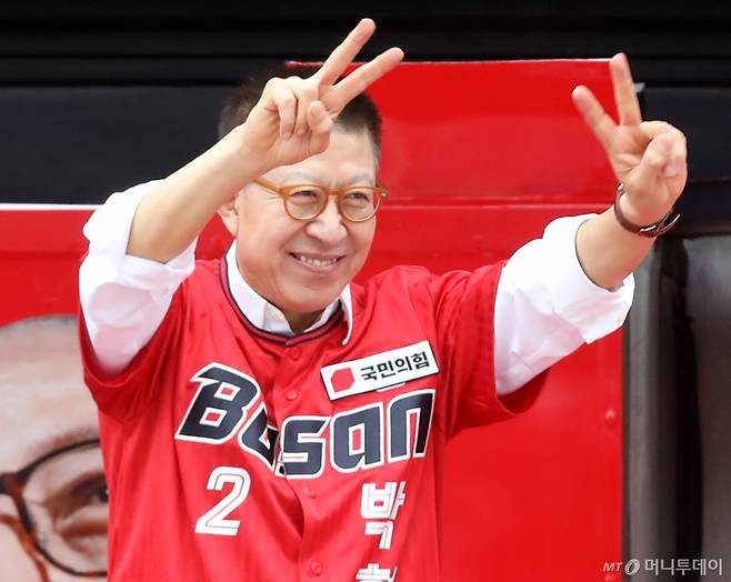 (부산=뉴스1) 윤일지 기자 = 박형준 국민의힘 부산시장 후보가 6·3 지방선거 및 국회의원 재보궐선거 공식 선거운동 첫날인 21일 오후 부산 동구 부산역 광장에서 열린 부산승리 합동 출정식에서 유세차에 올라 유권자들에게 지지를 호소하고 있다. 2026.5.21/뉴스1  Copyright (C) 뉴스1. All rights reserved. 무단 전재 및 재배포,  AI학습 이용 금지. /사진=(부산=뉴스1) 윤일지 기자