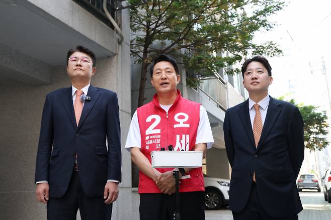 지난 16일 오세훈 국민의힘 서울시장 후보와 이준석 개혁신당 대표, 김정철 서울시장 후보가 서울 노원구의 원룸을 찾아 취재진 질문에 답하고 있다. /사진=뉴시스