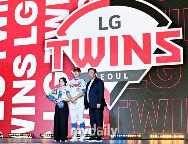 경기항공고 양우진이 17일 오후 서울 잠실 롯데호텔에서 진행된 '2026 KBO 신인 드래프트'에서 1라운드 8순위로 LG에 지명된 뒤 포즈를 취하고 있다. 이번 드래프트는 전면 드래프트 방식으로 총 11라운드에 걸쳐 진행되며, 총 1,261명의 대상자 중 최대 110명이 KBO 10개 구단의 새 식구로 합류하게 된다. 지명 순서는 2024시즌 최종 순위 역순에 따라 키움 히어로즈를 시작으로 NC 다이노스, 한화 이글스, 롯데 자이언츠, SSG 랜더스, KT 위즈, 두산 베어스, LG 트윈스, 삼성 라이온즈, KIA 타이거즈 순으로 진행된다./마이데일리