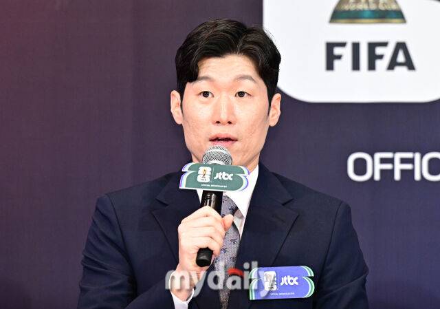 박지성 해설위원이 21일 서울 앰배서더 풀만 호텔에서 진행된 JTBC '2026 FIFA 북중미 월드컵' 기자간담회에 참석했다. 이번 행사에는 곽준석 JTBC 방송중계단장과, 배성재·이광용·정용검 캐스터, 박지성·김환·이주헌 해설위원이 참석해 JTBC의 월드컵 중계 방향성을 소개했다. /앰배서더서울풀만호텔=한혁승 기자