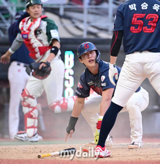 2026년 5월 1일 오후 인천 SSG랜더스필드에서 열린 '2026 신한 SOL KBO리그' 롯데 자이언츠와 SSG 랜더스의 경기. 롯데 3루 주자 전민재가 6회초 2사 1.3루서 1루 주자 장두성의 2루 도루 때 홈으로 쇄도해 득점하고 있다./마이데일리