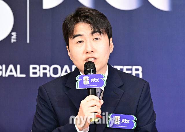 김환 해설위원이 21일 서울 앰배서더 풀만 호텔에서 진행된 JTBC '2026 FIFA 북중미 월드컵' 기자간담회에 참석했다. 이번 행사에는 곽준석 JTBC 방송중계단장과, 배성재·이광용·정용검 캐스터, 박지성·김환·이주헌 해설위원이 참석해 JTBC의 월드컵 중계 방향성을 소개했다. /앰배서더서울풀만호텔=한혁승 기자