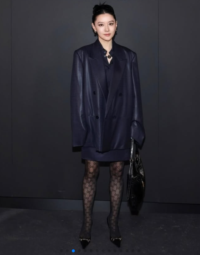 배우 이영애는 뉴욕 명품 브랜드 패션쇼에서 딥한 네이비 컬러의 오버사이즈 더블 재킷과 미니스커트 셋업으로 절제된 카리스마를 발산했다./이영애 소셜미디어