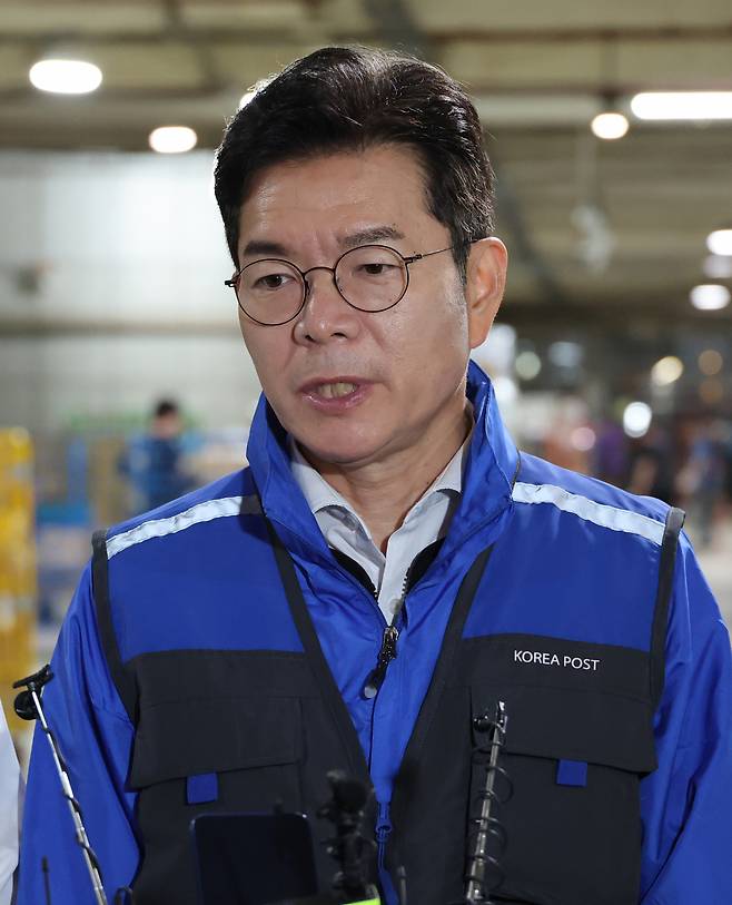 6·3 지방선거 공식 선거운동의 막이 오른 21일 0시 더불어민주당 정원오 서울시장 후보는 서울 광진구 동서울우편집중국을 찾아 택배 업무를 체험하고 소감 등을 말하고 있다. [연합]