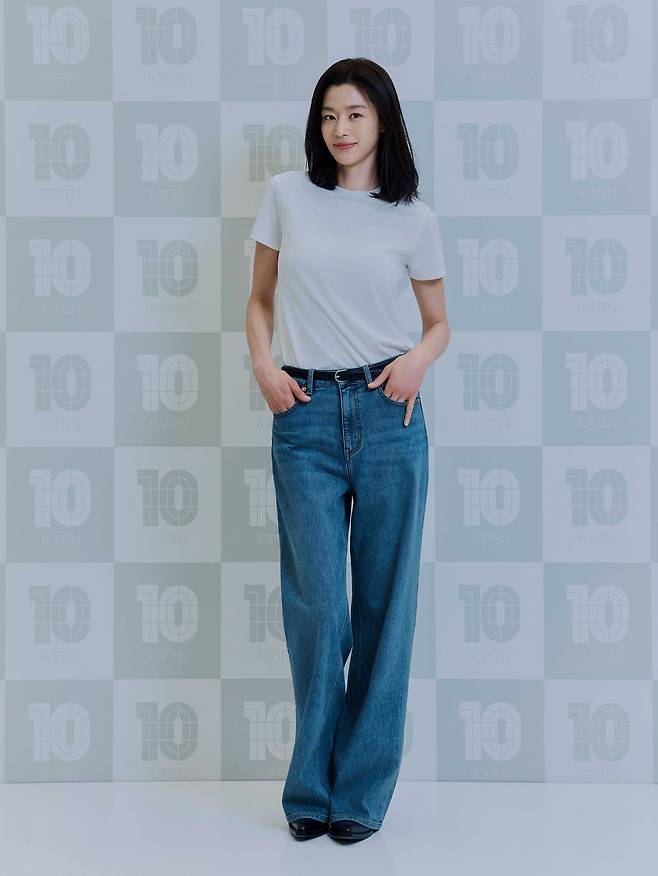 탑텐 앰배서더인 배우 전지현이 탑텐 스타필드 하남점 매장을 찾은 모습 [신성통상 탑텐 제공]