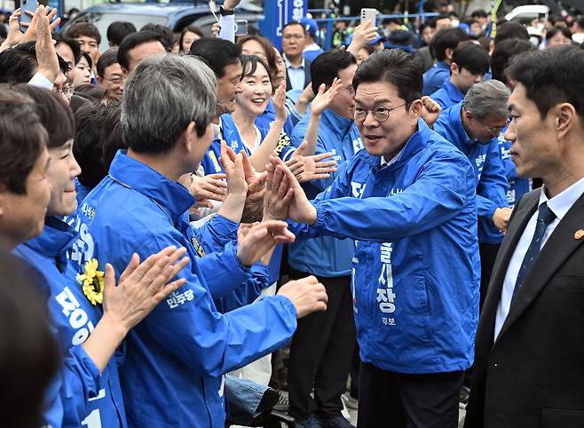 6·3 지방선거 공식 선거 운동의 막이 오른 21일 정원오 더불어민주당 서울시장 후보가 서울 성동구 왕십리역 광장에서 열린 출정식에서 인사하고 있다. [연합]