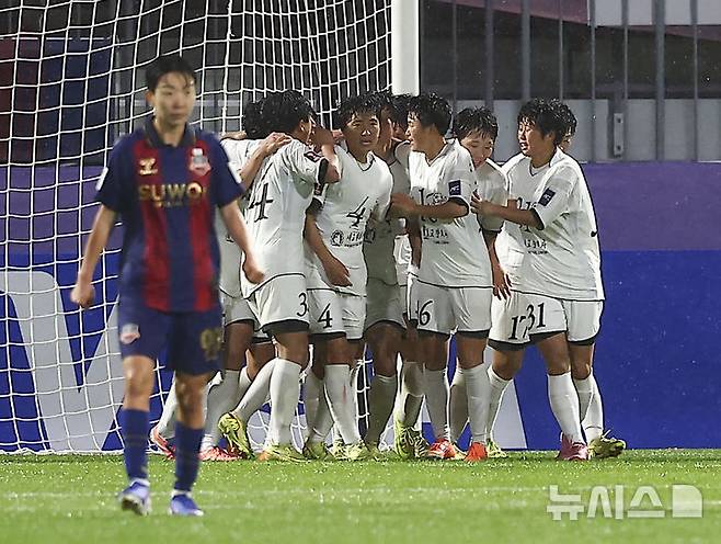[수원=뉴시스] 김근수 기자 = 20일 오후 경기 수원종합운동장에서 열린 2025-26 아시아축구연맹(AFC) 여자챔피언스리그(AWCL) 4강전 수원FC위민과 내고향여자축구단의 경기 후반 내고향여자축구단 최금옥이 동점골을 넣고 기뻐하고 있다. 2026.05.20. ks@newsis.com