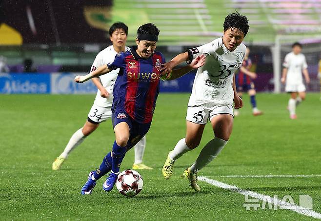 [수원=뉴시스] 황준선 기자 = 20일 오후 경기 수원종합운동장에서 열린 2025~2026시즌 아시아축구연맹(AFC) 여자 챔피언스리그(AWCL) 4강전 수원FC위민과 내고향여자축구단의 경기, 후반 수원 지소연이 드리블 돌파를 하고 있다. 2026.05.20. hwang@newsis.com