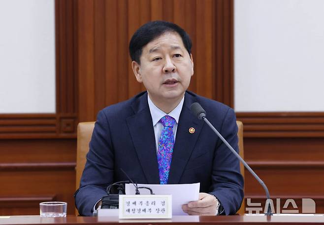 [서울=뉴시스] 조수정 기자 = 구윤철 경제부총리 겸 재정경제부 장관이 15일 오전 서울 종로구 정부서울청사에서 열린 비상경제본부회의 겸 경제관계장관회의 및 부동산관계장관회의를 주재하고 있다. 2026.05.15. chocrystal@newsis.com