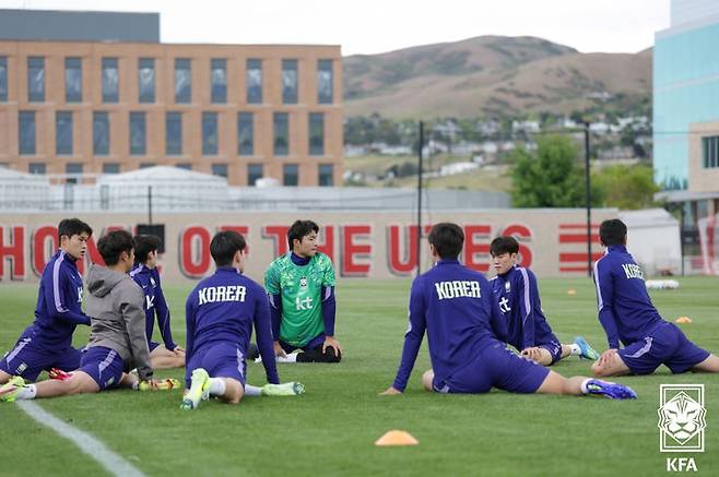 [서울=뉴시스] 2026 국제축구연맹(FIFA) 북중미 월드컵 사전훈련에 돌입한 축구대표팀이 20일(현지 시간) 미국 유타주 솔트레이크시티 유트사커필드에서 몸을 풀고 있다. (사진=대한축구협회 제공) 2026.05.21. photo@newsis.com *재판매 및 DB 금지