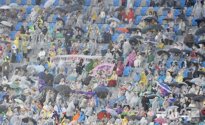 [수원=뉴시스] 조성봉 기자 = 20일 수원종합운동장에서 열린2025~2026 아시아축구연맹(AFC) 여자 챔피언스리그(AWCL) 준결승 전 수원FC위민과 내고향여자축구단 경기에서 남북공동응원단이 응원을 하고 있다.2026.05.20.suncho21@newsis.com