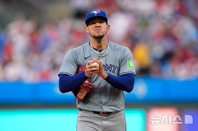 [필라델피아=AP/뉴시스] 메이저리그(MLB) 토론토 블루제이스의 호세 베리오스. 2024.05.08