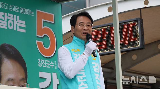 [강진=뉴시스]21일 강진버스터미널 앞에서 무소속 강진원 강진군수 후보가 선거 출정식을 하고 있다. (사진=강진원 군수 후보측 제공)