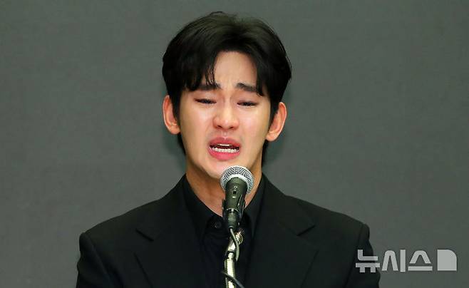 [서울=뉴시스] 김혜진 기자 = 배우 김수현이 31일 오후 서울 마포구 스탠포드호텔에서 기자회견을 열고 자신을 둘러싼 의혹에 대해 입장을 밝히고 있다. 2025.03.31. jini@newsis.com