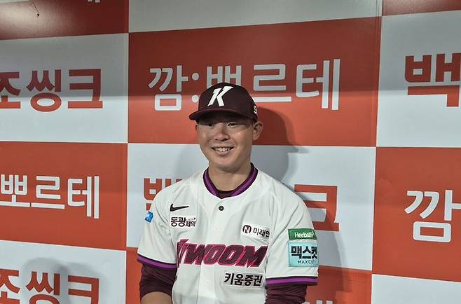 [서울=뉴시스] 문채현 기자 = 프로야구 키움 히어로즈의 케스턴 히우라가 21일 서울 고척스카이돔에서 열리는 2026 신한 쏠 KBO리그 SSG 랜더스와의 경기 전 취재진을 만나 인터뷰를 하고 있다. 2026.05.21. dal@newsis.com *재판매 및 DB 금지
