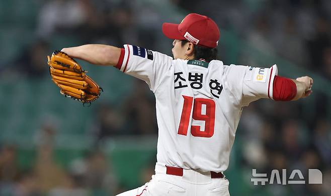 [인천=뉴시스] 최진석 기자 = 15일 인천 SSG랜더스필드에서 열린 2026 KBO리그 두산 베어스와 SSG 랜더스의 경기, 9회초 SSG 조병현이 역투하고 있다. 2026.04.15 myjs@newsis.com
