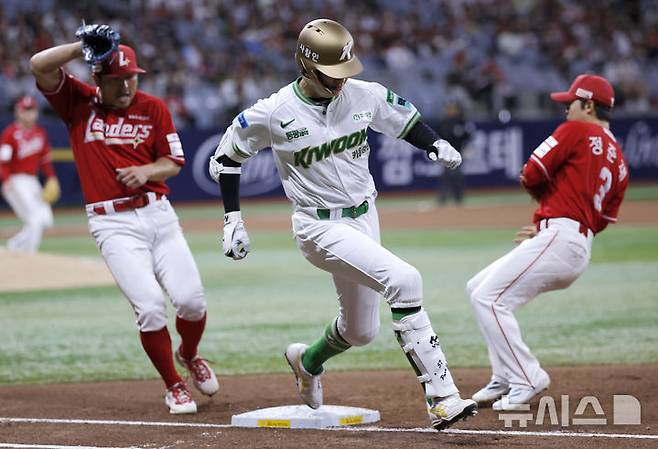 [서울=뉴시스] 정병혁 기자 = 21일 서울 구로구 고척스카이돔에서 열린 2026 KBO 리그 SSG 랜더스와 키움 히어로즈의 경기, 7회말 무사 주자없는 상황 키움 박주홍 번트안타 때 SSG 투수 한두솔과 2루수 정준재가 1루 베이스로 뛰고 있다. 2026.05.21. jhope@newsis.com