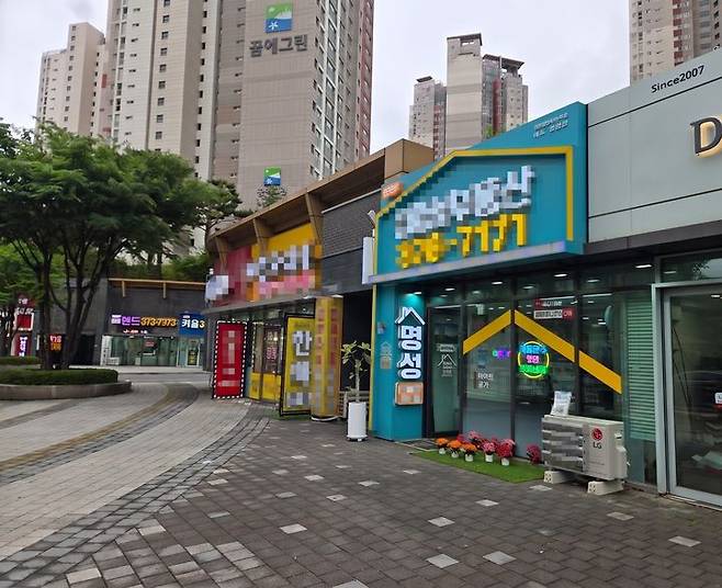 [서울=뉴시스] 심재민 인턴 기자 = '동탄역시범한화꿈에그린프리스티지' 아파트와 인근 중개사무소. 2026.05.21. photo@newsis.com *재판매 및 DB 금지