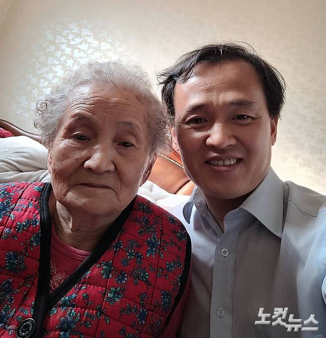 '유령 탈북인'으로 살아가고 있는 무국적자 전경수씨(오른쪽)와 모친 고(故) 김옥만씨. 탈북자인 옥만씨는 미국에서 탈북민으로 인정받아 난민 자격을 얻었으나 국내에선 국적이 불인정돼 불법체류자로 살다 올해 2월 세상을 등졌다. 전경수씨 제공