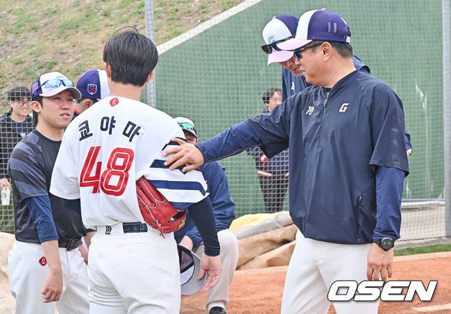 [OSEN=타이난(대만) , 이석우 기자] 프로야구 롯데 자이언츠가 1일(한국시간) 대만 타이난 아시아-태평양 국제야구센터에 스프링캠프를 차리고 구슬땀을 흘렸다.김태형 감독 등&nbsp;코치진과 투수&nbsp;20명,&nbsp;포수&nbsp;5명,&nbsp;내야수&nbsp;9명,&nbsp;외야수&nbsp;7명 등 총&nbsp;41명의 선수단이 1월 20일까지 1차 캠프에서 체력 강화와 기술 훈련을 치른 뒤 21일부터 3월 5일까지 일본 미야자키로 옮겨 2차 캠프에서 구춘리그에 참가해 실전 감각을 점검한다.롯데 김태형 감독이 불펜투구를 마친 쿄야마 투수와 얘기하고 있다. 2026.02.01 / foto0307@osen.co.kr
