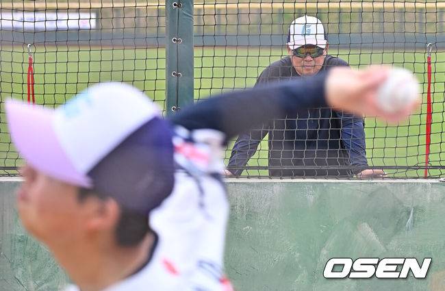 [OSEN=타이난(대만) , 이석우 기자] 프로야구 롯데 자이언츠가 1일(한국시간) 대만 타이난 아시아-태평양 국제야구센터에 스프링캠프를 차리고 구슬땀을 흘렸다.김태형 감독 등&nbsp;코치진과 투수&nbsp;20명,&nbsp;포수&nbsp;5명,&nbsp;내야수&nbsp;9명,&nbsp;외야수&nbsp;7명 등 총&nbsp;41명의 선수단이 1월 20일까지 1차 캠프에서 체력 강화와 기술 훈련을 치른 뒤 21일부터 3월 5일까지 일본 미야자키로 옮겨 2차 캠프에서 구춘리그에 참가해 실전 감각을 점검한다.롯데 김태형 감독이 쿄야마 투수의 불펜투구를 지켜보고 있다. 2026.02.01 / foto0307@osen.co.kr