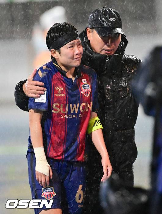[OSEN=수원, 박준형 기자]한국에서 처음으로 열린 남북 여자 축구 클럽 간 대결에서 수원FC위민이 북한 내고향여자축구단에 역전패를 당했다.수원FC 위민은 20일 수원종합운동장에서 열린 2025-2026시즌 아시아축구연맹(AFC) 여자 챔피언스리그(AWCL) 4강전에서 북한 평양 내고향여자축구단과 경기에서 1-2로 패배했다.경기종료 후 수원FC 위민 지소연이 눈물을 보이고 있다.  2026.05.20 /soul1014@osen.co.kr