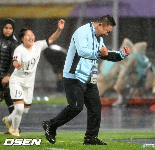 [OSEN=수원, 이대선 기자] 수원FC 위민은 20일 수원종합운동장에서 열린 2025-2026시즌 아시아축구연맹(AFC) 여자 챔피언스리그(AWCL) 4강전에서 북한 평양 내고향여자축구단과 경기에서 1-2로 패배했다.경기 종료 후 내고향여자축구단 리유일 감독이 환호하고 있다. 2026.05.20 /sunday@osen.co.kr