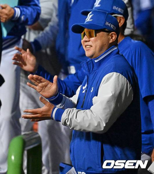 [OSEN=포항, 이석우 기자] 21일 포항야구장에서 2026 신한 SOL KBO 리그 삼성 라이온즈와 KT 위즈의 경기가 열렸다. 삼성 라이온즈 박진만 감독이 7회말 무사 2,3루 류지혁의 좌익수 희생 플라이때 득점을 올린 최형우를 보며 미소짓고 있다. 2026.05.21 / foto0307@osen.co.kr