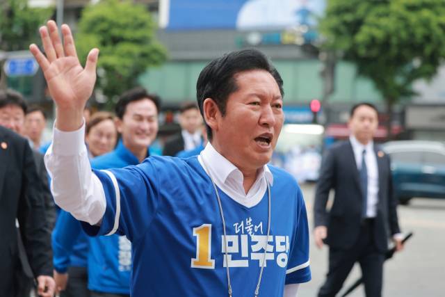 ▲더불어민주당 총괄상임선거대책위원장인 정청래 대표가 21일 서울 동작구 지하철 7호선 장승배기역 인근 사거리에서 민주당 류삼영 동작구청장 후보 지원 유세를 하며 선거운동원들과 인사하고 있다. ⓒ연합뉴스
