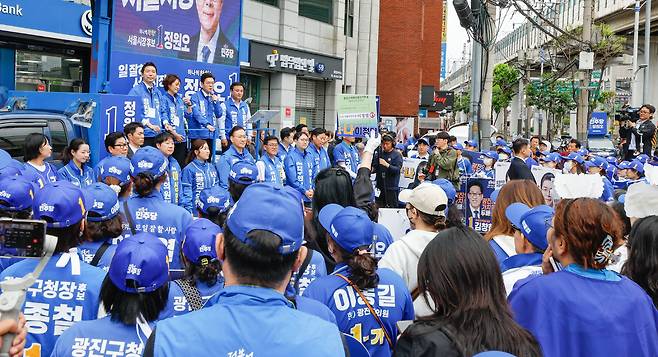 더불어민주당 정원오 서울시장 후보가 21일 서울 광진구 자양사거리에서 열린 거리 유세에서 지지를 호소하고 있다.