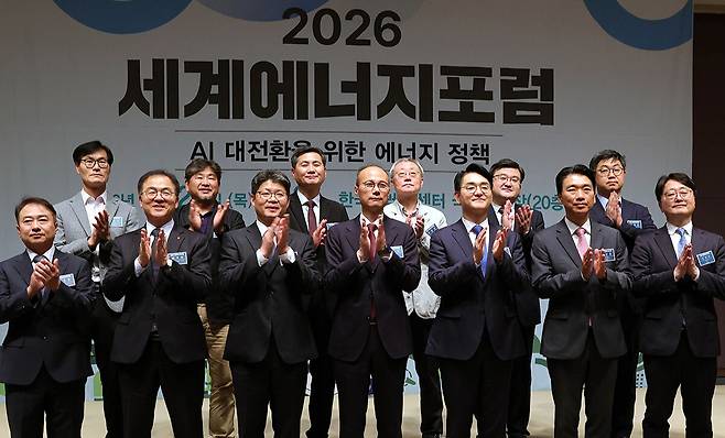 기념촬영 21일 서울 중구 한국프레스센터 국제회의장에서 열린 ‘2026 세계에너지포럼’에서 주요 참석자들이 기념촬영을 하고 있다. (앞줄 왼쪽부터 반시계방향) 조홍종 단국대학교 교수, 최재관 한국에너지공단 이사장, 오일영 기후에너지환경부 기후에너지정책실장, 이기식 세계일보 사장, 박용진 대통령 직속 규제합리화위원회 부위원장, 박정훈 세계일보 부사장, 염성오 거린에너지 대표, 엄형준 세계일보 경영전략실장, 조영준 대한상공회의소 지속가능경영원장, 최종웅 인코어드 대표이사, 박희준 세계일보 편집인, 임완빈 한국신재생에너지협회 상근부회장, 심현보 안좌쏠라시티 대표. 이재문 기자