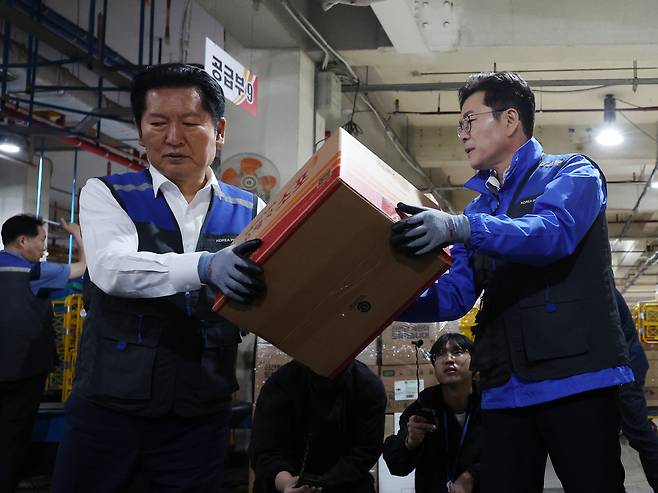 제9회 전국동시지방선거 공식 선거운동이 시작된 21일 오전 서울 광진구 동서울우편집중국에서 정청래(왼쪽) 더불어민주당 대표와 정원오 민주당 서울시장 후보가 택배 분류 작업을 하고 있다. 뉴시스