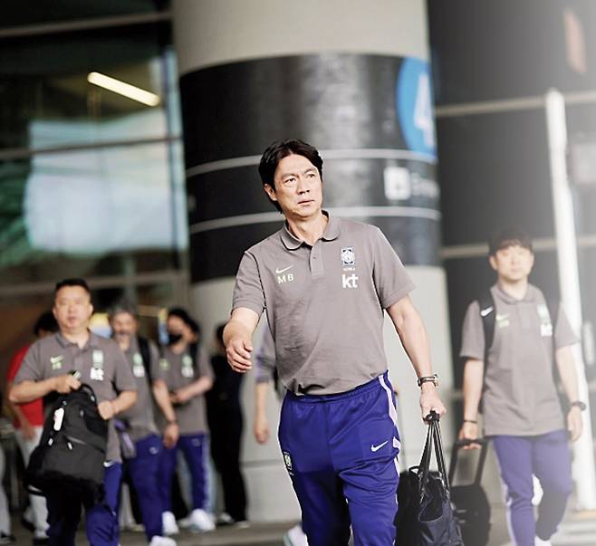 2026 북중미 월드컵에 출전하는 축구대표팀 홍명보 감독과 선수들이 지난 18일 사전 훈련 캠프가 차려진 미국 유타주 솔트레이크시티 국제공항에 도착해 이동하고 있다.  연합뉴스