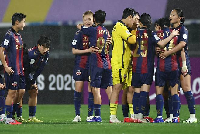 수원FC 위민 선수들이 20일 수원종합운동장에서 열린 북한 내고향여자축구단과 2025~2026 아시아축구연맹(AFC) 여자 챔피언스리그 4강전에서 패한 뒤 아쉬워하고 있다.  수원 | 연합뉴스