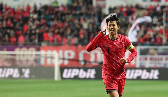 ▲ 다음 달 11일 개막하는 북중미 월드컵을 기다리는 축구 팬을 향한 메시지도 건넸다. 한국 축구대표팀 주장으로 월드컵 피치를 밟을 예정인 손흥민은 “망설이지 말고 꼭 보시라” 힘줘 말했다. “안 보고 후회하지 않으셨음 좋겠다. 그러면 또 4년을 기다려야 한다”면서 “(홍명보호엔) 정말 뛰어난 차세대 선수가 많다. 꼭 지켜봐야 하고 한국 대표팀도 많이 응원과 격려 부탁드린다"며 팬들 기대에 부응하는 야무진 팀 경기력을 공약했다. ⓒ 연합뉴스