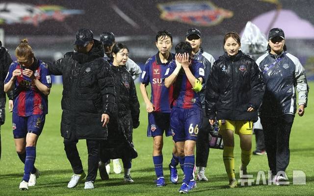 아쉬워하는 수원FC 위민 선수들. /사진=뉴시스 제공