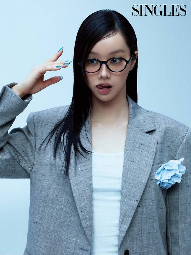 Actress Hyeri perfectly pulled off a sophisticated French chic style in the pictorial for the June issue of fashion magazine Singles. In this pictorial, Hyeri captivated attention by exuding a neutral yet stylish vibe.Hyeri is set to appear in the ENA Monday-Tuesday drama Dream to You, scheduled to air in the second half of this year. In the drama, Hyeri will play the role of Joo Yi-jae, a reporter struggling to make ends meet, and is expected to showcase a new acting transformation.