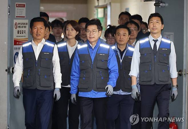 우편집중국 찾아 선거운동 개시한 정원오 후보 (서울=연합뉴스) 최재구 기자 = 6·3 지방선거 공식 선거운동의 막이 오른 21일 0시 더불어민주당 정원오 서울시장 후보가 정청래 대표, 고민정 의원, 이정헌 의원, 문종철 광진구청장 후보와 함께 택배 업무를 체험하기 위해 서울 광진구 동서울우편집중국으로 들어서고 있다.  2026.5.21 jjaeck9@yna.co.kr