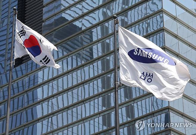 파업 전 마지막 협상 앞둔 삼성전자 (서울=연합뉴스) 이재희 기자 = 17일 서울 삼성전자 서초사옥의 모습. 오는 18일 삼성전자 노사는 중앙노동위원회에서 2차 사후조정 회의를 열 예정이다. 김민석 국무총리는 17일 삼성전자 파업 관련 대국민담화에서 "18일 교섭은 파업을 막을 수 있는 사실상 마지막 기회"라고 밝혔다. 2026.5.17 scape@yna.co.kr