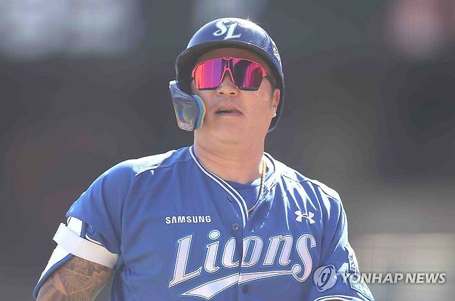 삼성 최형우 (창원=연합뉴스) 김동민 기자 = 10일 경남 창원NC파크에서 열린 2026 KBO 프로야구 삼성 라이온즈와 NC 다이노스의 경기. 5회 초 무사 1루 상황 투수 앞 땅볼 아웃된 삼성 3번 최형우가 더그아웃으로 향하고 있다. 2026.5.10 image@yna.co.kr