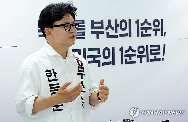 한동훈 "북구를 갑으로" (부산=연합뉴스) 손형주 기자 = 무소속 한동훈 부산 북갑 국회의원 보궐선거 후보가 19일 오전 부산 북구 선거사무소에서 공약 발표 기자회견을 열고 있다. 2026.5.19 handbrother@yna.co.kr