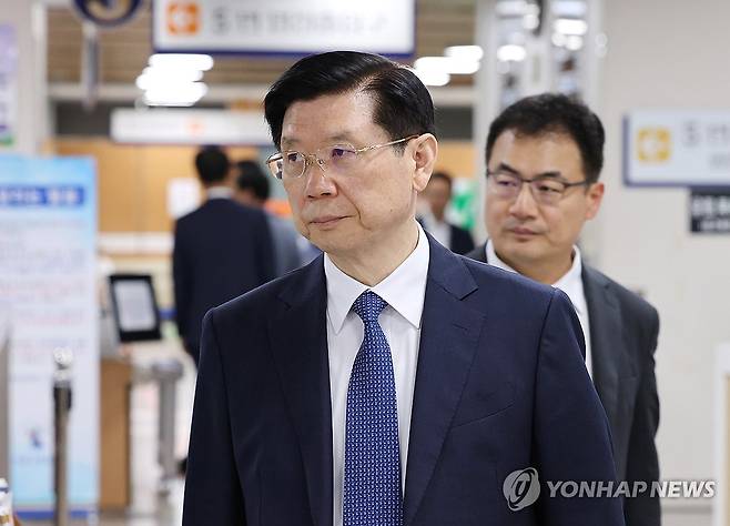 법정 향하는 박종준 전 대통령 경호처장 (서울=연합뉴스) 김주형 기자 = 비화폰 전자 정보 삭제 등의 혐의를 받는 박종준 전 대통령 경호처장이 2일 서울 서초구 서울중앙지법에서 열린 1심 선고 공판에 출석하고 있다. 2026.5.21 kjhpress@yna.co.kr